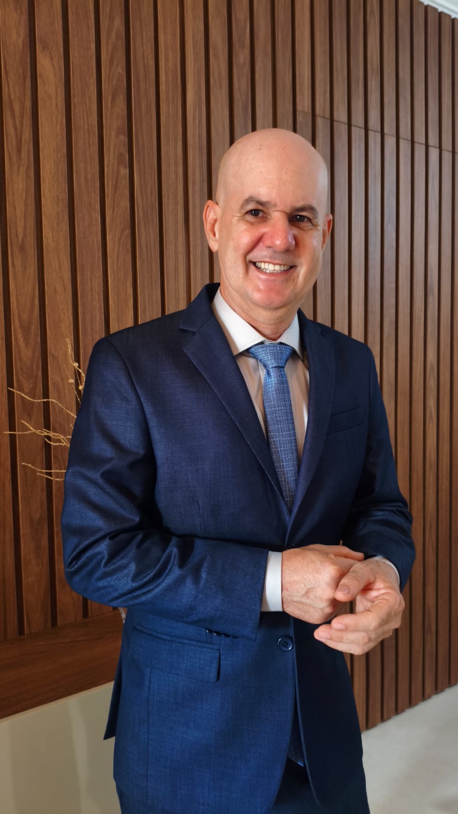 Dr. Edward Carvalho